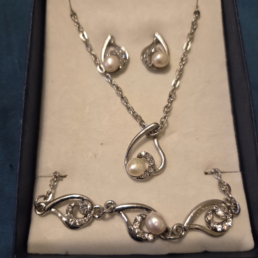 Avon Silver-Tone Cream Pearl and Crystal Necklace Set